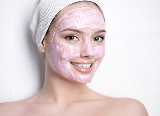 Anti-ageing face mask with pomegranate