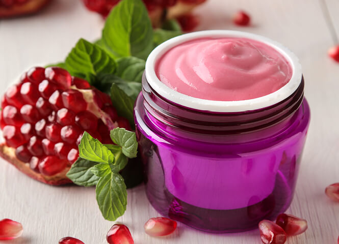 Face mask with pomegranate and yoghurt:  For glowing skin!