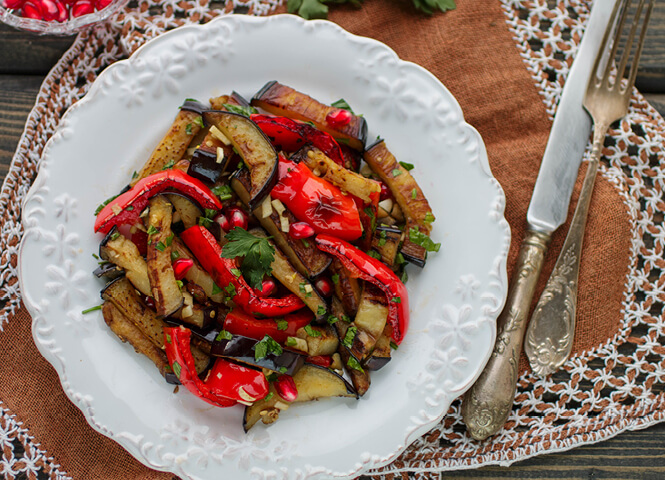 Green vegetable salad with pomegranate sauce