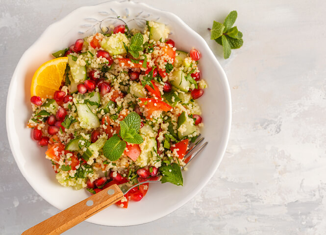 Salad with bulgur wheat and pomegranates